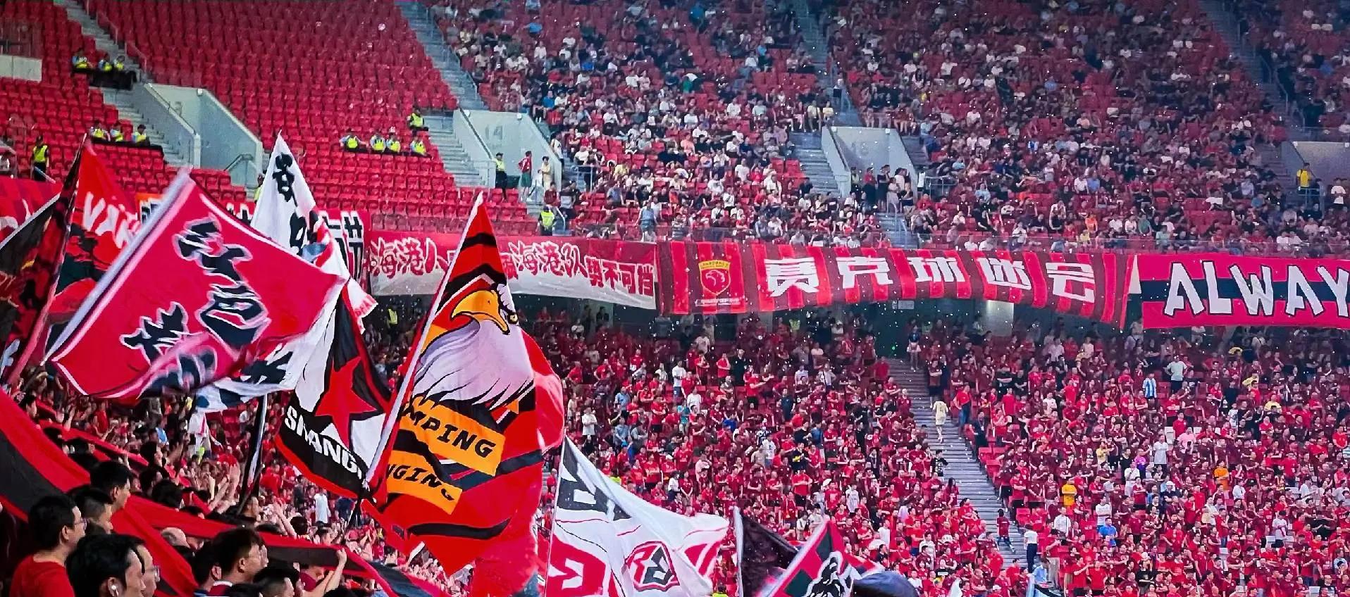 本轮足球赛事呈现激烈对决，赛场上精彩不断